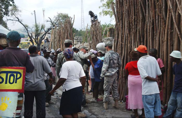 Soldados norteamericanos abusan y golpean a un haitiano en Puerto Príncipe, cuando este país sufría las secuelas del fuerte terremoto. Foto: Juvenal Balán	
