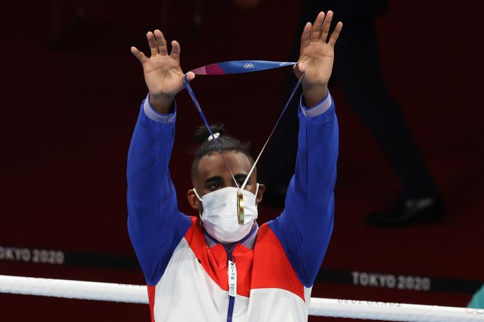 Arlen López de Cuba (azul) obtiene medalla de oro al vencer Benjamin Whittaker de Gran Bretaña en la final de la categoría de 81 kg del boxeo en el Arena Kokugican durante los Juegos Olímpicos de Tokio 2020, en la capital de Japón. el 3 de agosto de 2021. Foto: Roberto Morejón, periódico Jit, Inder.