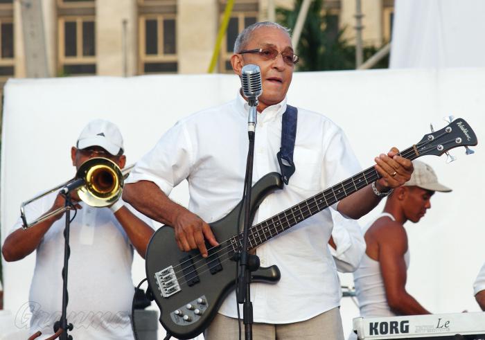 Concierto Paz sin Fronteras en la Plaza de la Revolución, lidereado por Juanes.    
Juan Formell y los Van Van