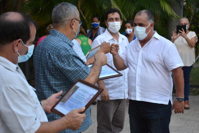 El PCC de la Habana entrega reconocimientos a directivos de salud de todos los municipios de la capital por la culminación de la vacunación contra la covid-19. Luis Antonio Torres Iríbar preside el acto.