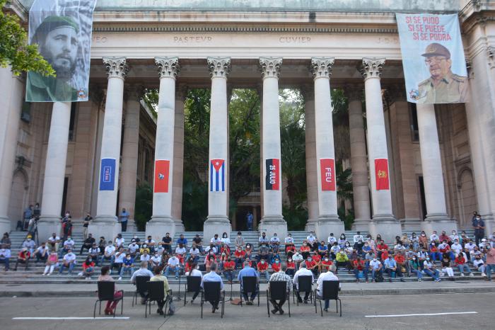 Mientras el país libra un duelo epidemiológico terrible, nuestros jóvenes se han nutrido ideológicamente, han ganado en sensibilidad y vivido un ejercicio colectivo de solidaridad sincera, expresó Díaz-Canel. foto: estudios revolución
