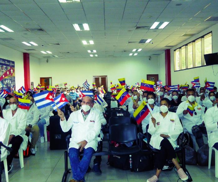 Orgullosas parecían las banderas de Cuba y de Venezuela.