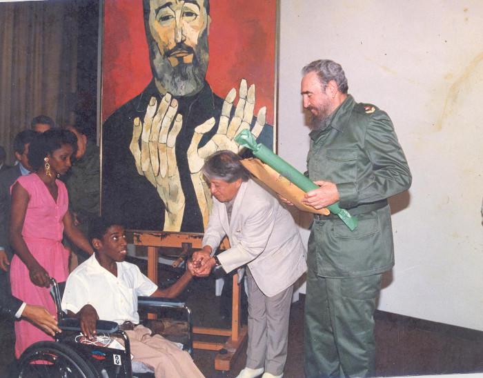 Fidel, junto a Guayasamín, entrega un reconocimiento a Jesús Zamora. 
