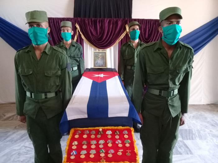 Con honores militares y ofrendas del General de Ejército Raúl Castro Ruz y del Primer Secretario del Comité Central del Partido y Presidente de la República, Miguel Díaz-Canel Bermúdez, las honras fúnebres del último soldado de aquella legendaria tropa, se efectuaron cumpliendo estrictamente los protocolos sanitarios establecidos