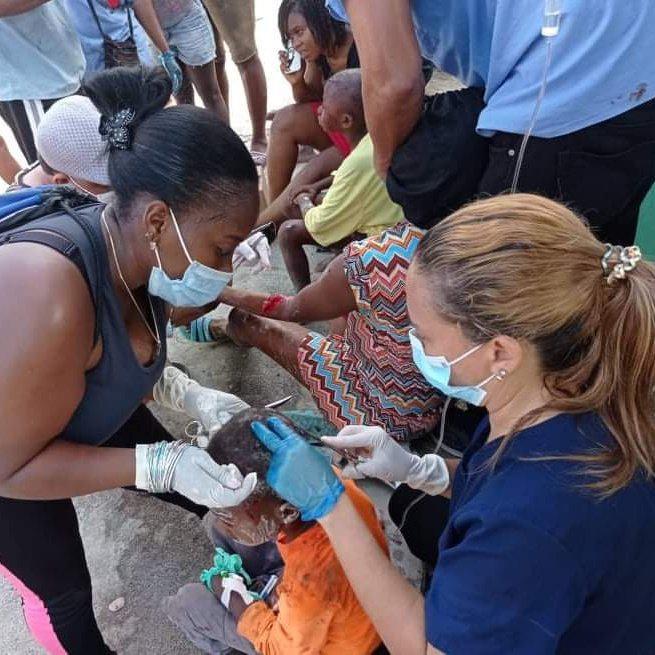 Los cubanos junto al personal haitiano, asisten en las afueras de las instalaciones.
