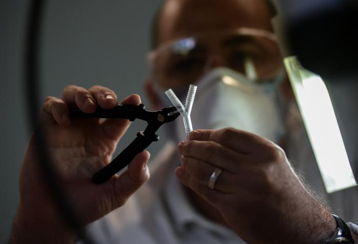 Conector CY02, para la distribución del Oxigeno, fabricado en impresión 3D, en el Centro de Neurociencias de Cuba