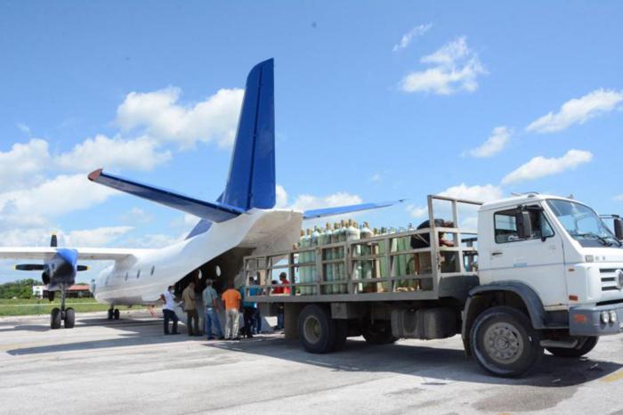 En el avión AN-26 se ha trasladado oxígeno a varias provincias.