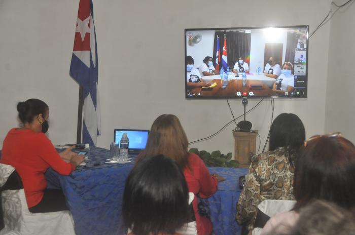 La Federación de Mujeres Cubanas conversa con féminas cubanas que se encuentran cumplimento misiones internacionalistas.