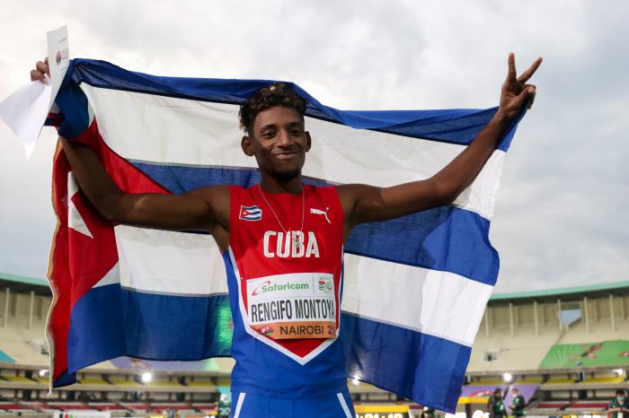 Shainer Reginfo, de Cuba, celebra con la bandera cubana su tercer puesto en la final de los 100 metros planos durante el segundo día del Campeonato Mundial Juvenil de Atletismo que tiene lugar en el Estadio Kasarani, el 19 de Agosto de 2021 en Nairobi, Kenia. FOTO: Calixto N. Llanes/Periódico JIT (Cuba)