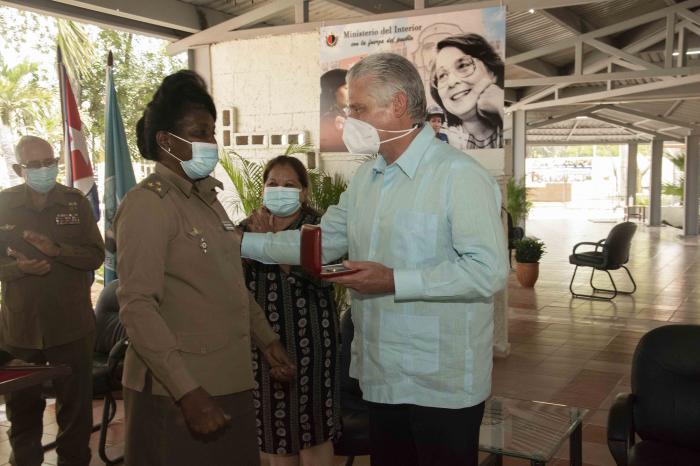 Encuentro de Díaz con mujeres de las FAR y el MININT