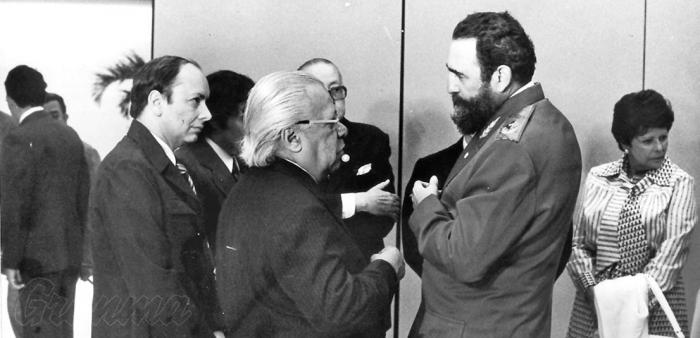 II Congreso de la Uneac, el poeta Nicolas Guillen,  dialoga  con Fidel, en presencia de Alejo Carpentier y Alfredo Guevara
Foto:  Mario Ferrer 14/10/77
Publicada: 10/07/2002

Fide9256