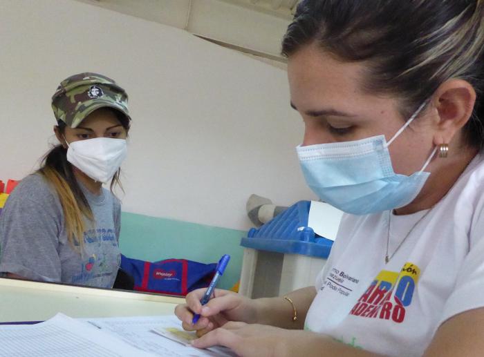 Ana Ilys en Ciudad Tiuna, con una lugareña que llegó en busca de otra cubana: Abdala 