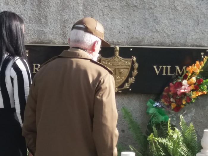 En el tributo Valdés Menéndez estuvo acompañado por Yudelkis Ortiz, miembro del Buró del Partido en la provincia. Foto: Eudis Cabrera.