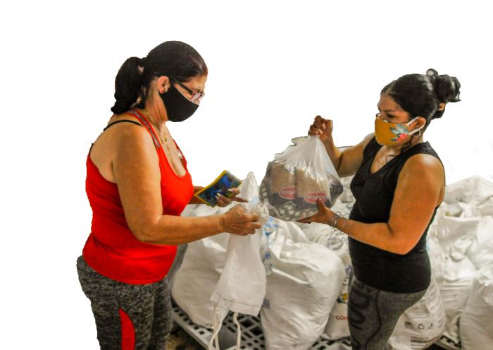 Entrega de módulo de donativos recibidos en el país para entrega gratuita a la población, bodega 2099, La Coronela, La Lisa