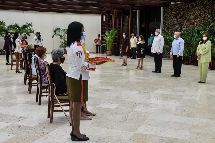 Otorgan la Orden Mariana Grajales por el aniversario 61 de la creación de la FMC, presiden Miguel Díaz Canel Bermúdez Presidente de la República de Cuba y Teresa Amarelle Boué, Secretaria General del Comité Nacional de la FMC, en el Salón de Protocolo EL Laguito