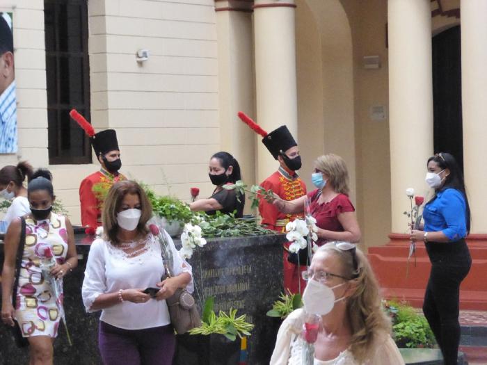 Internacionalistas cubanas depositan flores en el mausoleo a Hugo Chávez