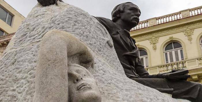 Escultura del poeta y patriota Juan Clemente Zenea, ubicada en el Prado habanero, de cara a La Cabaña, donde fuera fusilado hace hoy 150 años. 