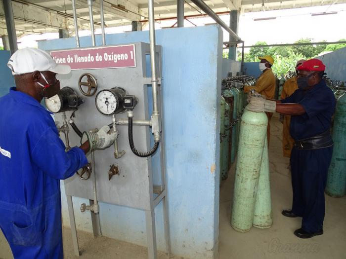 La UEB Gases Industriales de Santiago de Cuba casi ha cuadruplicado los volúmenes normales de producción de oxígeno medicinal, a fin de contribuir a paliar la carencia en varias provincias. 