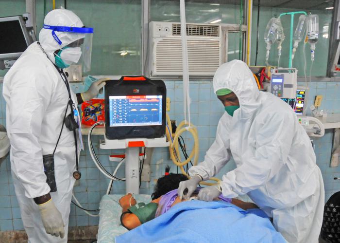 En la terapia intensiva del hospital Agostinho Neto se crearon capacidades para atender a más pacientes graves de la covid-19. FOTO: LEONEL ESCALONA