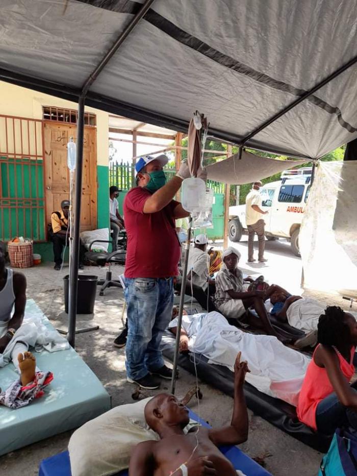 El doctor Deinier Pérez Morales, miembro de la brigada médica cubana en Haití, 
en el hospital de campaña. foto TOMADA de su PERFIL DE FACEBOOK