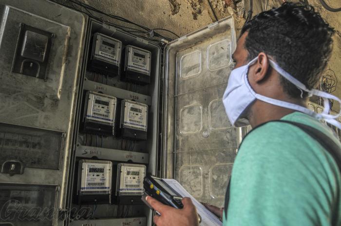 Lectura a metro contador de electricidad. En una ciudadela del municipio cerro