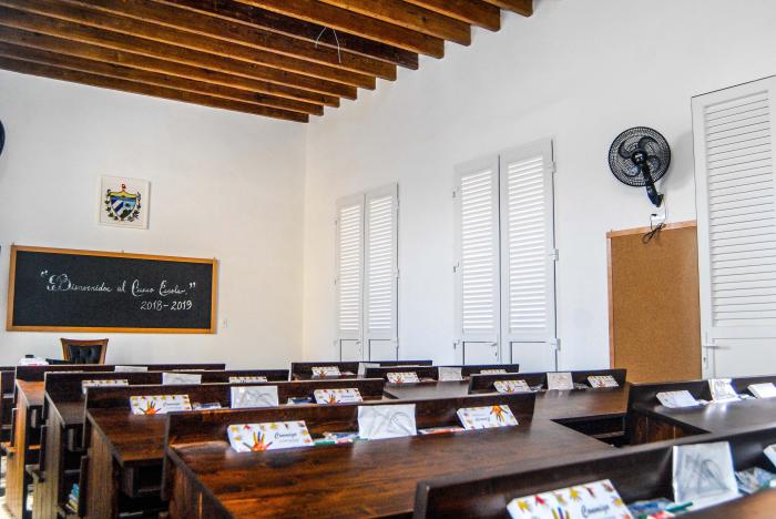 Escuela Primaria Rafael María de Mendive,Aulas que conservan  las vigas de maderas de la epoca,y una imitación de los muebles del siglo XIX