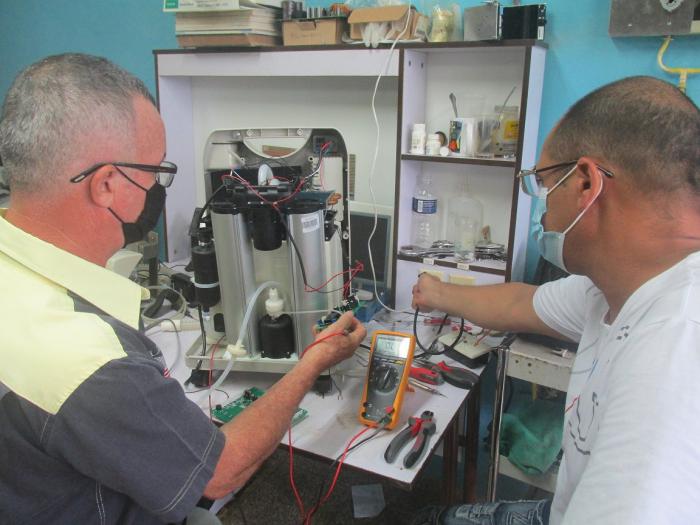 Especialistas ponen de alta un concentrador de oxígeno, equipo de gran utilidad en pacientes afectados por la COVID-19