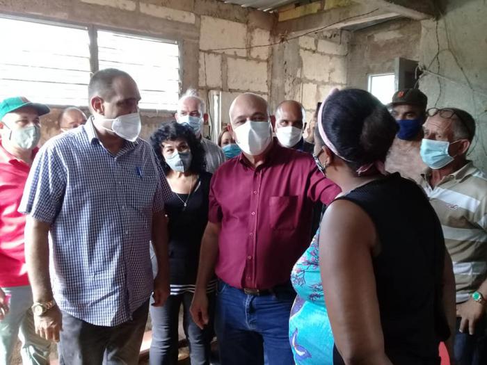 «Es posible solucionar problemas del barrio desde la integración de la comunidad», aseguró el Secretario de Organización y Política de Cuadros del Comité Central del Partido Comunista de Cuba. 
foto tomada del twitter de Morales Ojeda