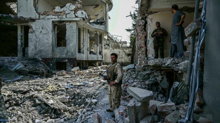 Un miembro afgano de la seguridad en el lugar donde estalló una bomba en Kabul, el 4 de agosto de 2021.