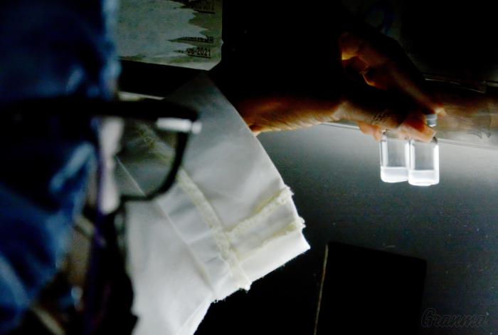 Trabajo sobre la producción de vacunas ABDALA en los laboratorios AICA del grupo Biocubafarma.