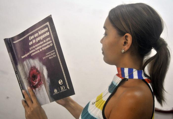 Libro, Con un Himno en la Garganta.
