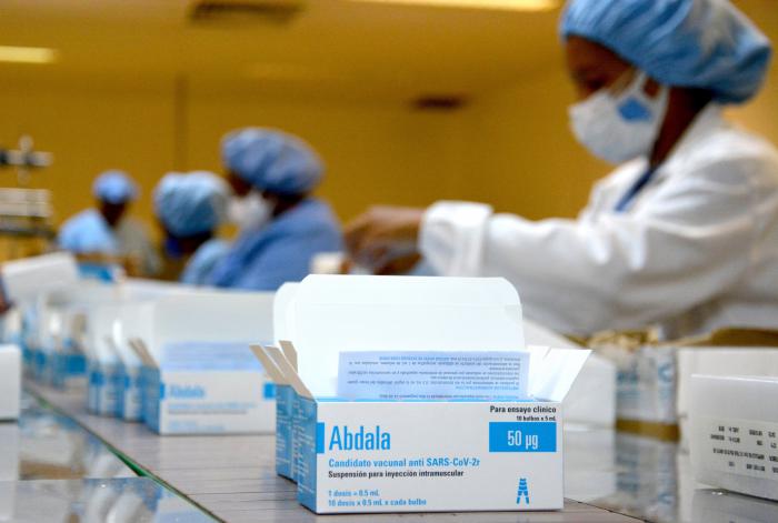 Trabajo sobre la producción de vacunas ABDALA en los laboratorios AICA del grupo Biocubafarma.