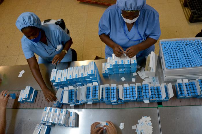 Trabajo sobre la producción de vacunas ABDALA en los laboratorios AICA del grupo Biocubafarma.