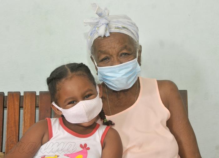 Proteccion contra el coronavirus,abuela y nieta con la protecion del nasabuco.