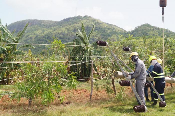 Recuperan redes eléctricas afectadas por el huracán Ida