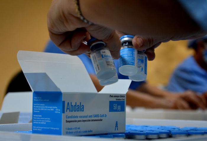 Trabajo sobre la producción de vacunas ABDALA en los laboratorios AICA del grupo Biocubafarma.