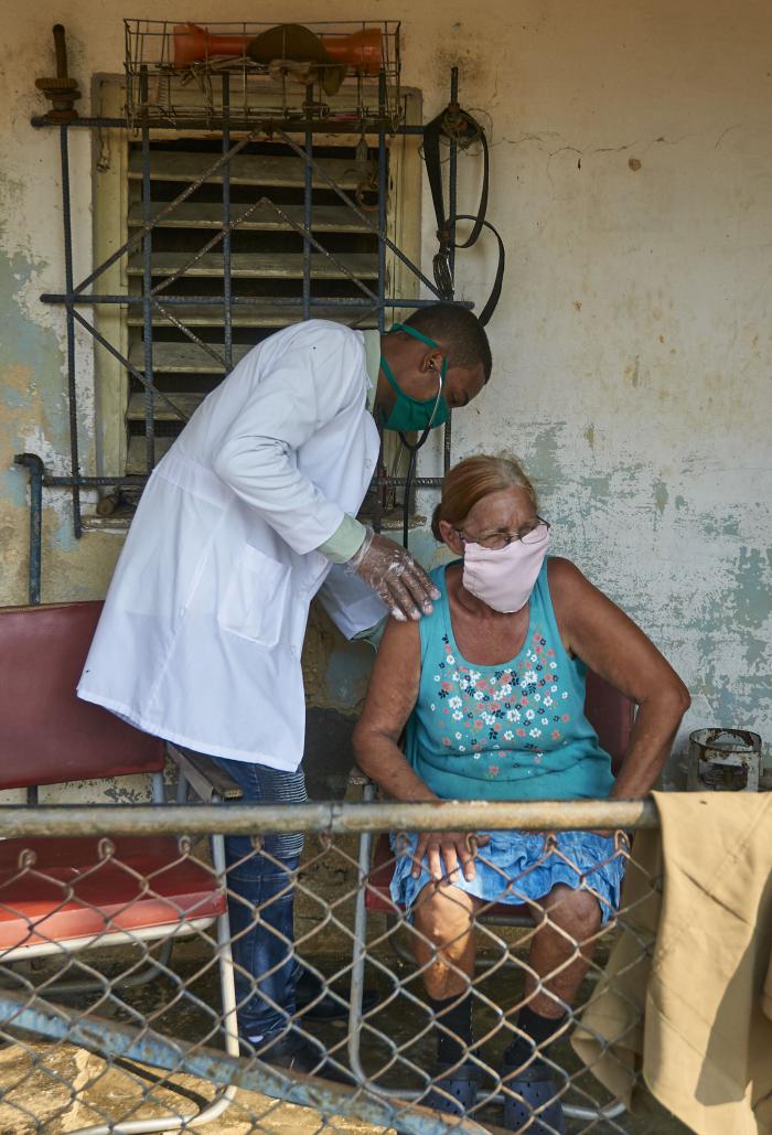 El médico de la familia del consultorio No. 25, Lic. Leonardo Socarras consulta a Aracelia Lugones Pombo en su casa durante el pesquisaje para evitar la COVID-19, carretera de EXPOCUBA, consejo popular Nuevo Santiago, Boyeros