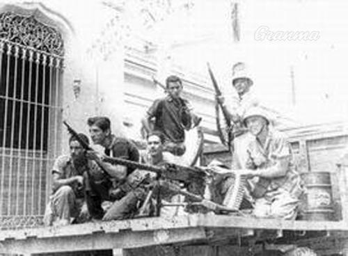 Levantamiento del 5 de Septiembre 1957
Publicada: 28/08/2014
Levantamiento del 5 de Septiembre 1957. Esta foto captada por un fotografo aficionado muestra el instante en que un comando rebelde estaciona el camión guiado por su propietario Roberto Fortes, en áreas contiguas al Parque Martí. Aparecen entre los compañeros Pedro Mur que empuña un fusil (frente a la ventana de rejas) e Iser Cortés que sostiene la cinta de la ametralladora. Publicada: 28/08/2014 Csle0035
Csle0035