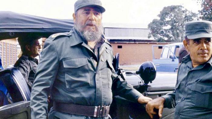 Fidel acompañado por compañeros de la Seguridad Personal