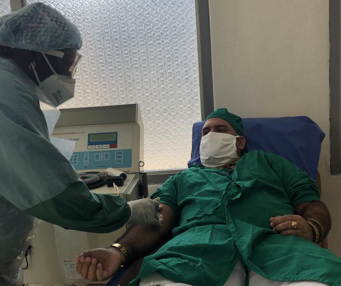 Elier Jesús Lima, fue uno de los pacientes convalecientes de la enfermedad, durante la donación de su sangre, de la cual se extrae el plasma, rico en anticuerpos específicos para eliminar el virus, en los enfermos en estado grave o de cuidado