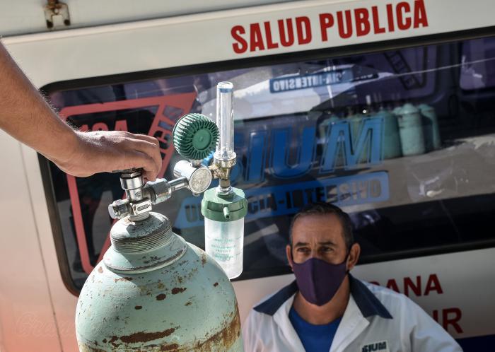 UEB Gases de La Habana, línea de llenado, donde se ejecuta todo el proceso de gasificación de oxigeno Medicinal y Nitrógeno, en Guanabacoa