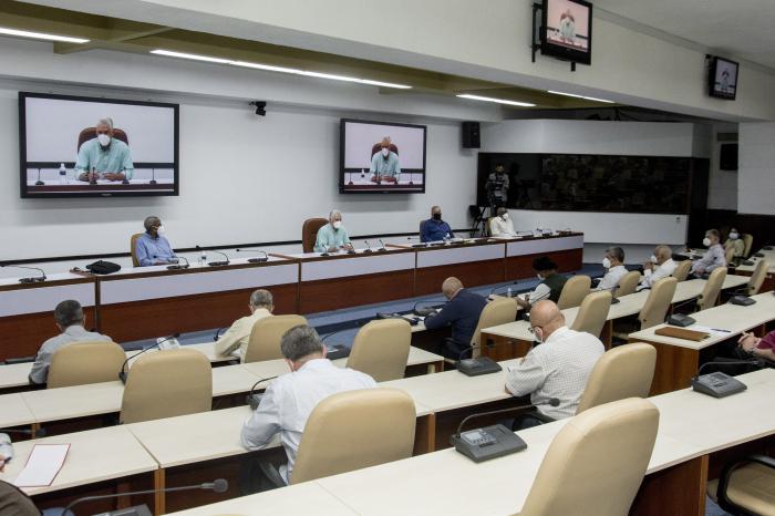 Díaz-Canel intercambia con directivos del sistema empresarial estatal 
