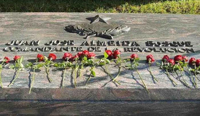 Flores para Almeida en el Mausoleo del Tercer Frente Oriental
