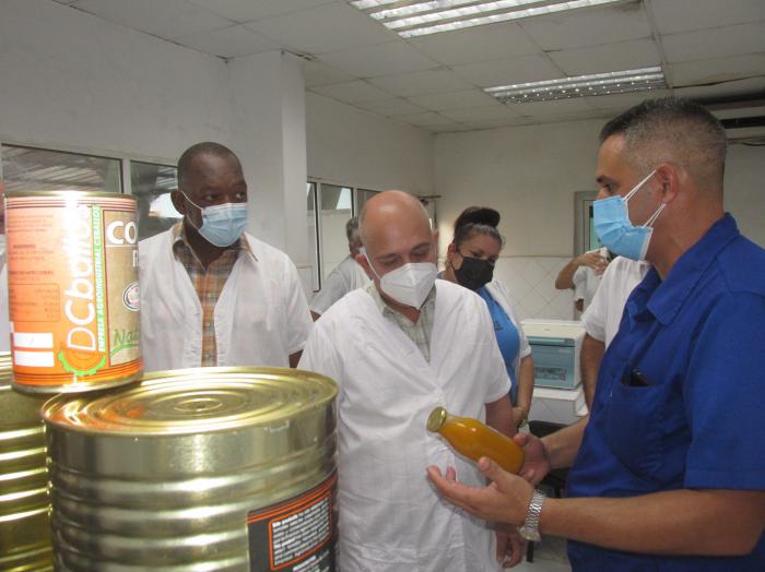 Roberto Morales Ojeda, al centro, acompañado por Carlos Luis Garrido (izq) se interesa por las nuevas producciones de la UEB Industrial Ceballos