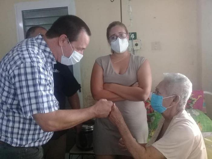 El ministro de Salud Pública, José Ángel Portal Miranda llegó hasta el hospital Celia Sánchez Manduley, de Manzanillo e intercambió con pacientes y familiares. Foto tomada del perfil en twitter del Minsap. Prevención contra la Covid-19 – Coronavirus – nasobuco