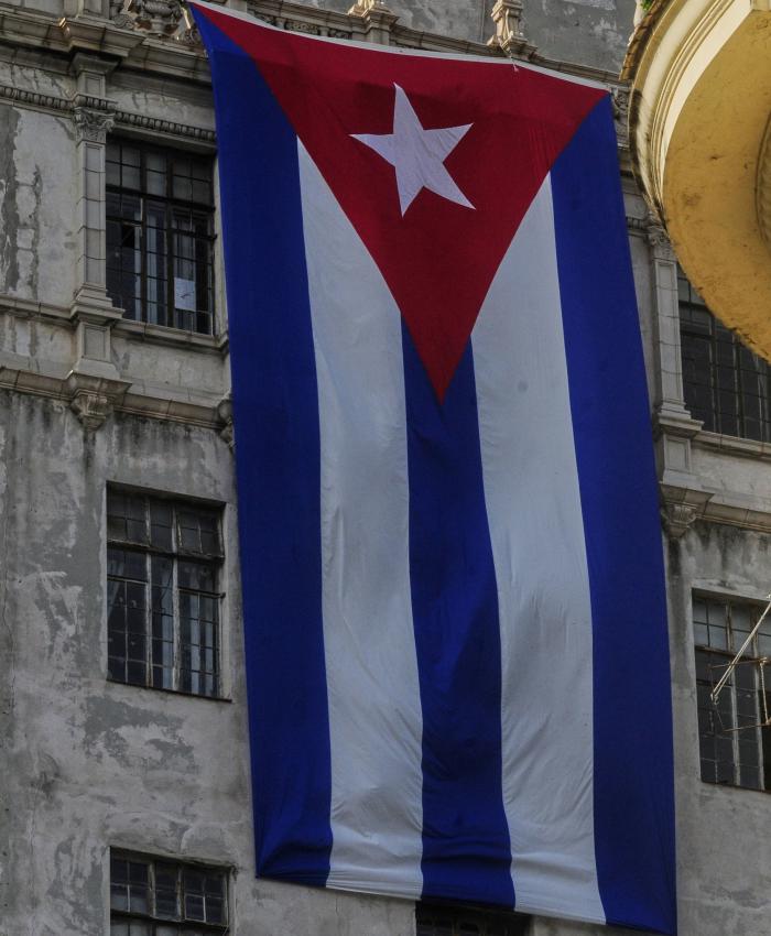 Bandera cubana y Capitolio de La Habana