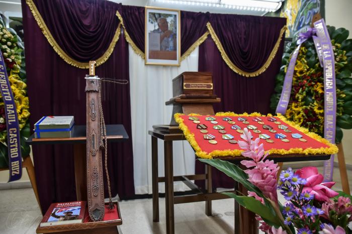 Velorio del Dr.C Eugenio Suárez Pérez, director de la Oficina de Asuntos Históricos de la Presidencia de la República, en la Línea y 12, presencia Abel Prieto, presidente de la Casa de las Américas, Alberto Alvariño Atiénzar, jefe dirección de preservación del patrimonio documental Palacio de la Revolución, Comandante Camacho Aguilera, Comándate Delio Gómez Ochoa.