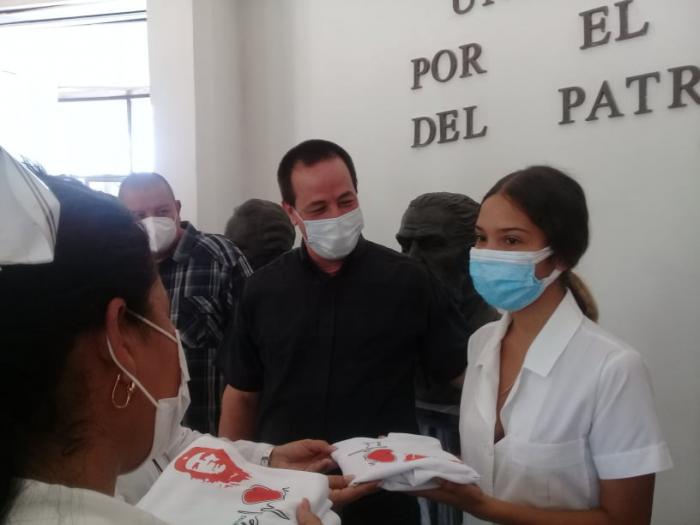 Más de 30 profesionales de la Salud del contingente Henry Reeve son recibidos en su tierra.