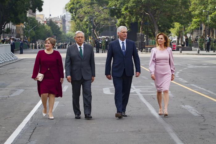 Miguel Díaz-Canel en desfile cívico-militar en México
