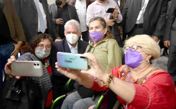 El Presidente cubano agradeció a los amigos mexicanos por el apoyo y la valentía con que asumen estar al lado de Cuba, sin importar la complejidad de los escenarios. Foto: Estudios Revolución